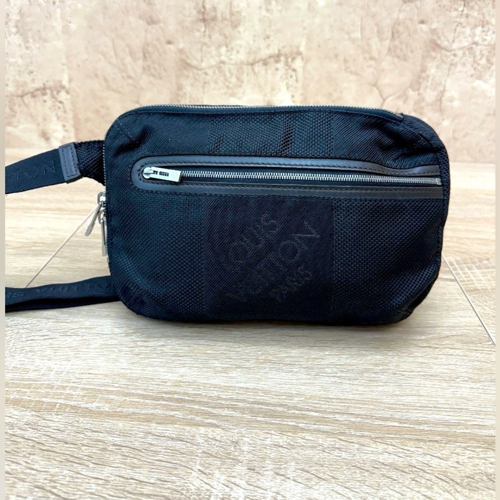 LOUIS VUITTON Black Damier Geant
Archer Waist Bag Unisex - Picture 3 of 11